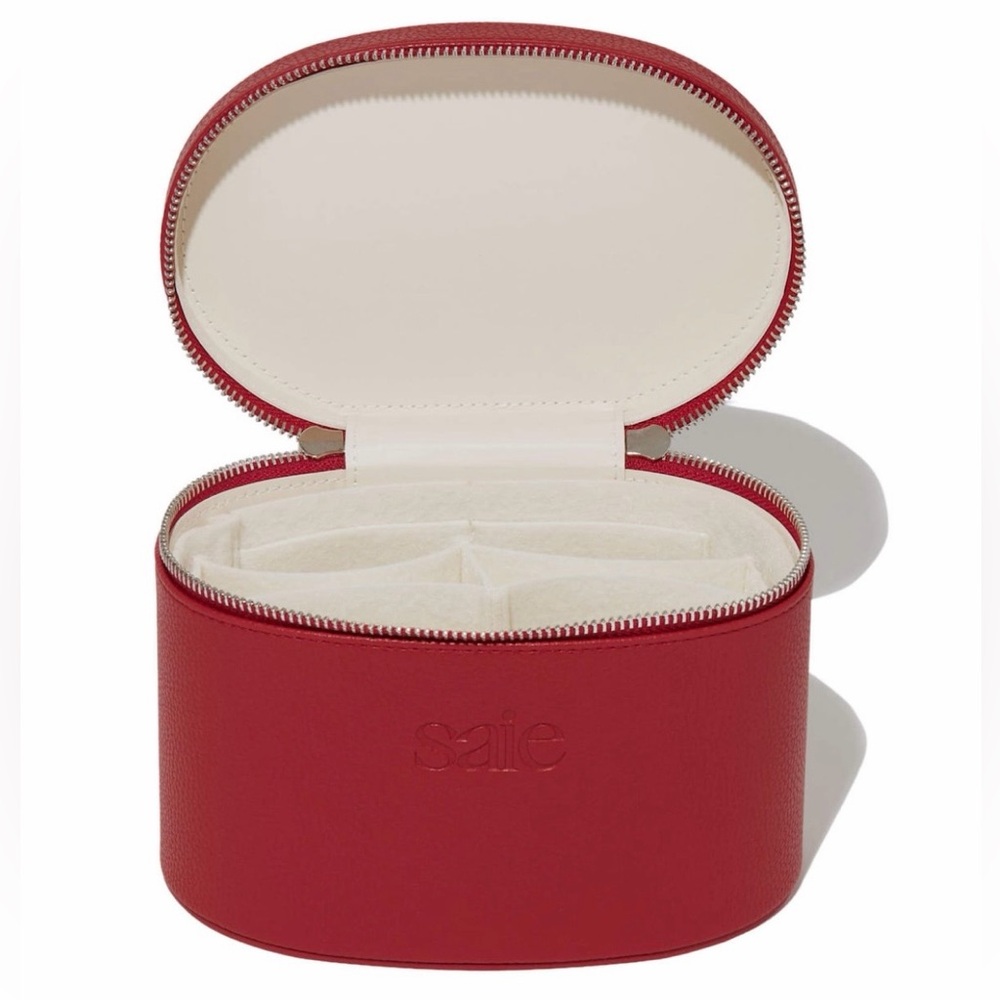 Saie THE MINI VANITY CASE
MINI TRAIN CASE